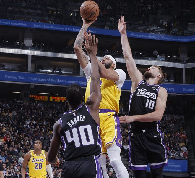 比赛规则变更引爆全场！，浓眉哥意外战胜湖人观众掌声雷动的简单介绍