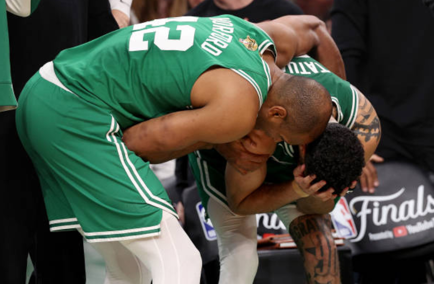 包含塔图姆回归赛场,突破纪录首场状态亮眼,湖人观众沸腾!的词条